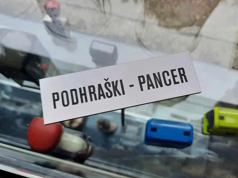 Bela plastika, graviran napis