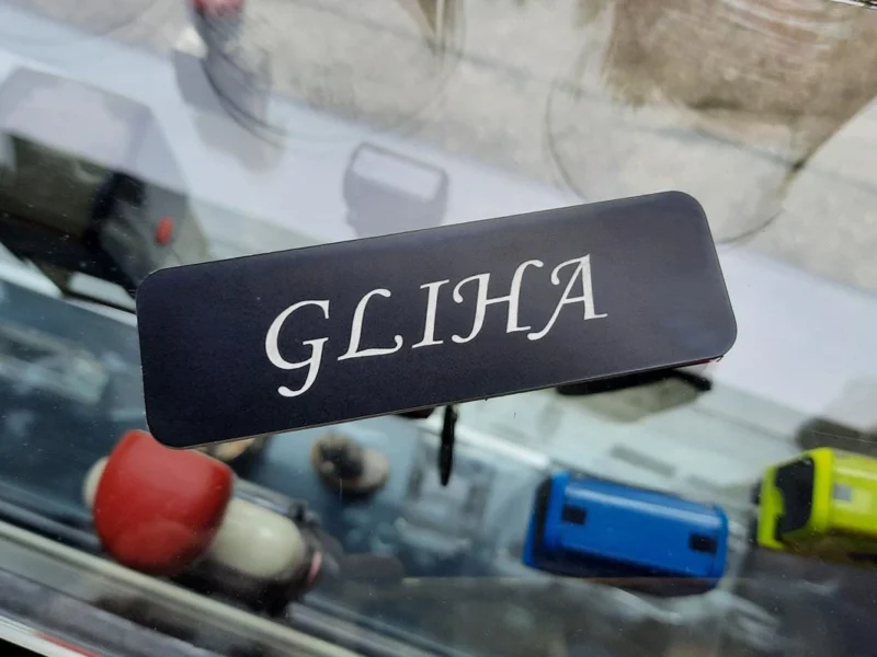 Črna plastika, graviran napis, za vrata