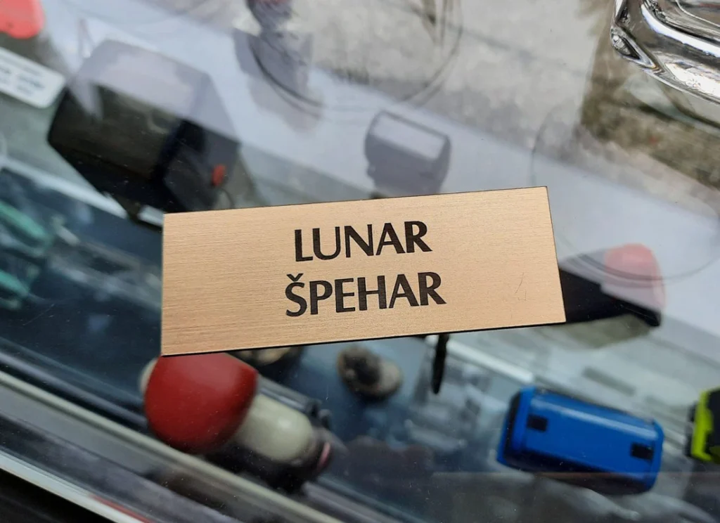 Tablica za vrata, medenina