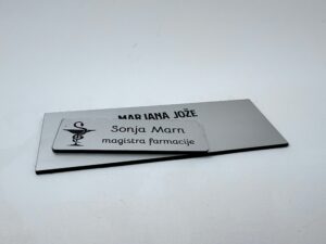 Priponka, imitacija aluminija, 1.6mm debelina, do 80x50mm + krokodilček + gravura.