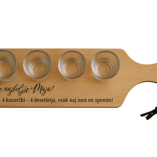 Personalizirani leseni pladenj s štirimi graviranimi shot kozarčki